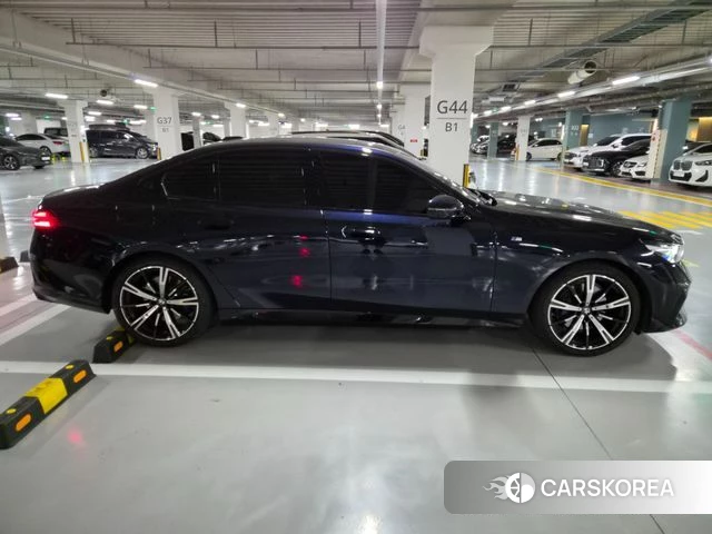 BMW 5 Series (G60) 2025 Черный из Кореи, фото 3