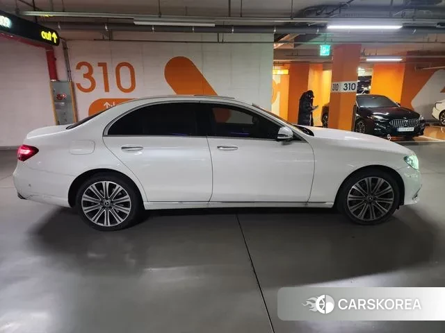 Mercedes-Benz E-Class W213 2023 Белый из Кореи, фото 3