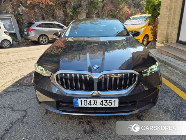 BMW 5 Series (G60) 2023 Серый из Кореи, фото 3