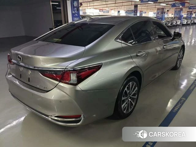 Lexus ES 2023 Серебристо-серый из Китая, фото 6