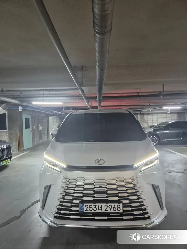 Lexus LM Second Generation 2024 Белый из Кореи, фото 3