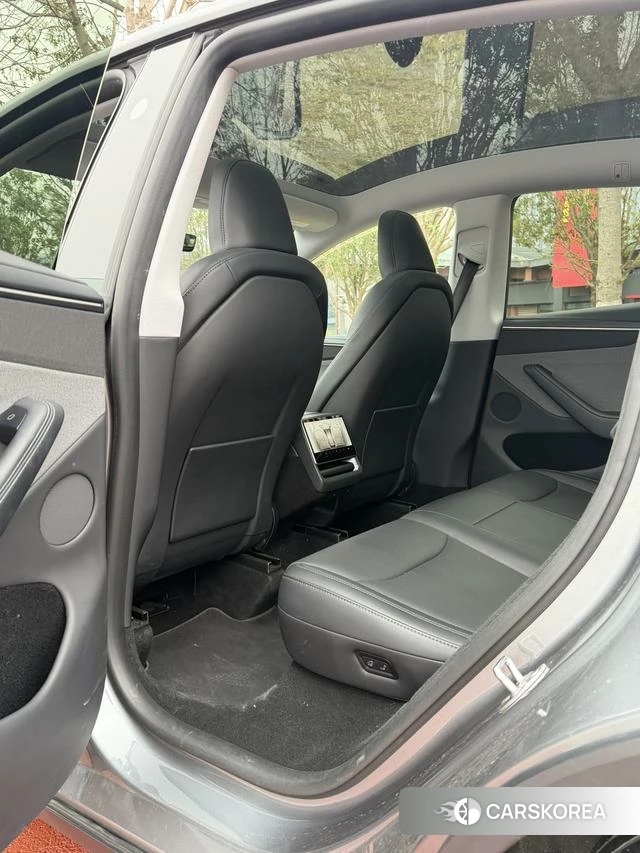 Tesla Model Y 2025 Серебристо-серый из Китая, фото 3