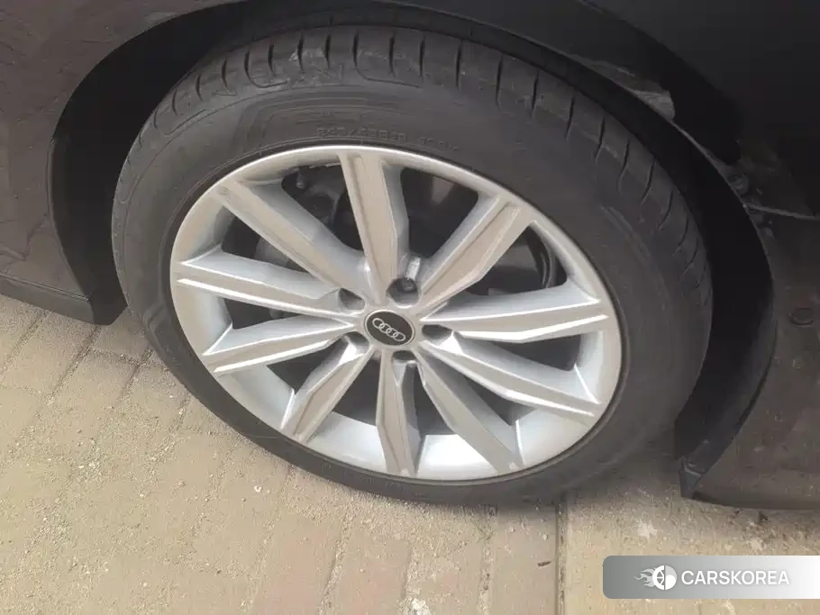Audi A6L id 4553714 из Китая 9