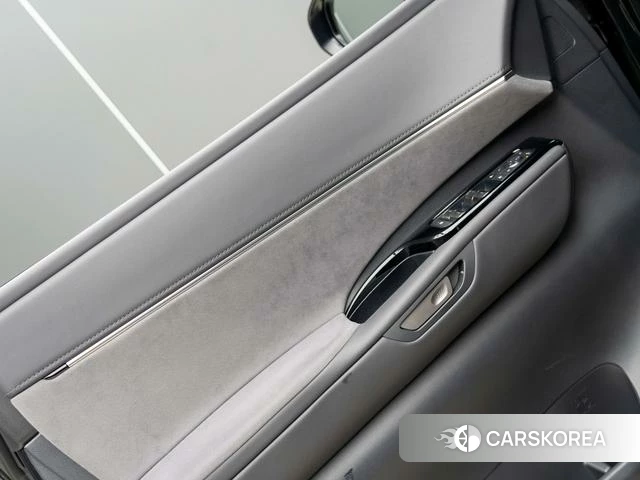 Lexus LM id 4277043 из Китая 11