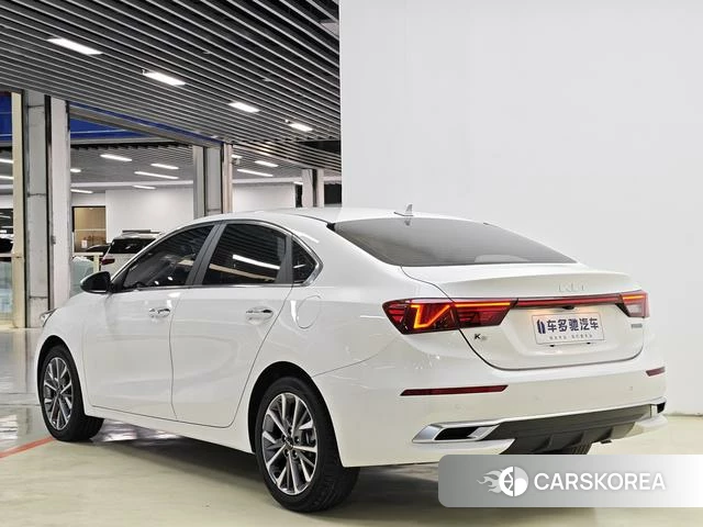 Kia K3 2023 Белый из Китая, фото 3
