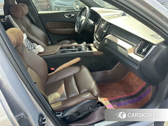 Volvo XC60 2021 Серебристо-серый из Китая, фото 3
