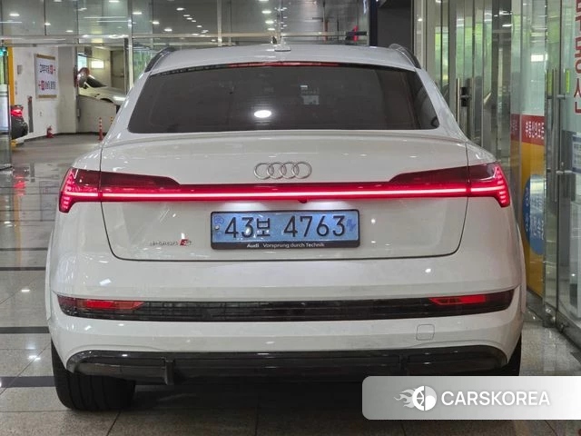 Audi e-Tron 2023 Белый из Кореи, фото 3
