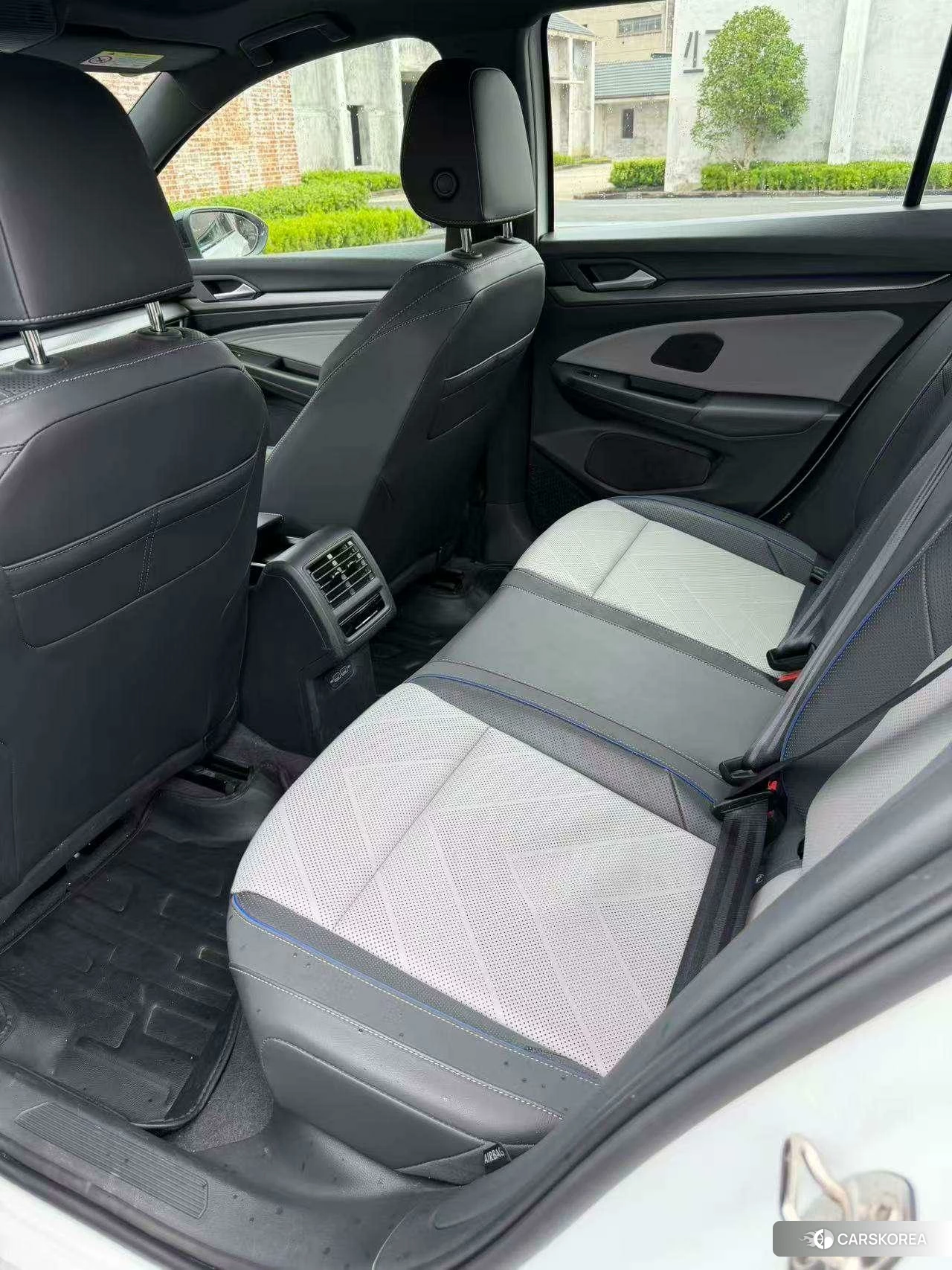 Volkswagen Golf 2024 Белый из Китая, фото 3