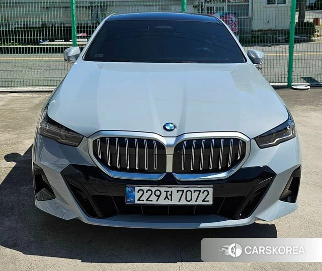 BMW 5 Series (G60) 2024 Небесно-голубой из Кореи, фото 3