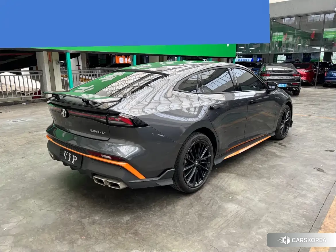 Chang'an UNI-V 2024 Silver/gray из Китая, фото 4