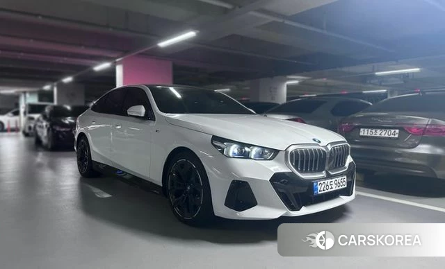 BMW 5 Series (G60) 2025 Белый из Кореи, фото 3