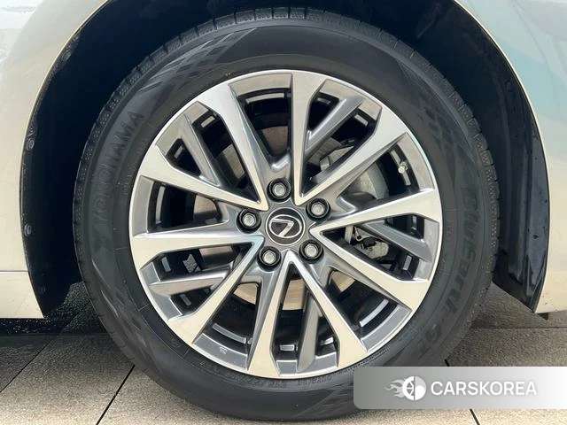 Lexus ES id 4374424 из Китая 25