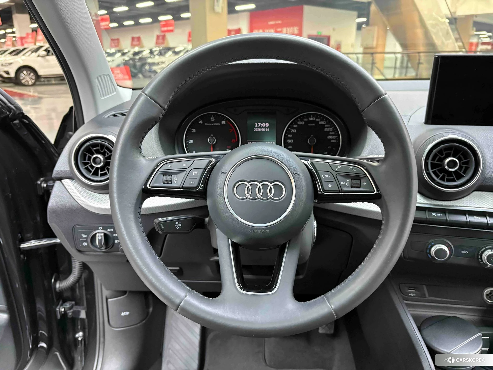 Audi Q2L id 4510600 из Китая 26