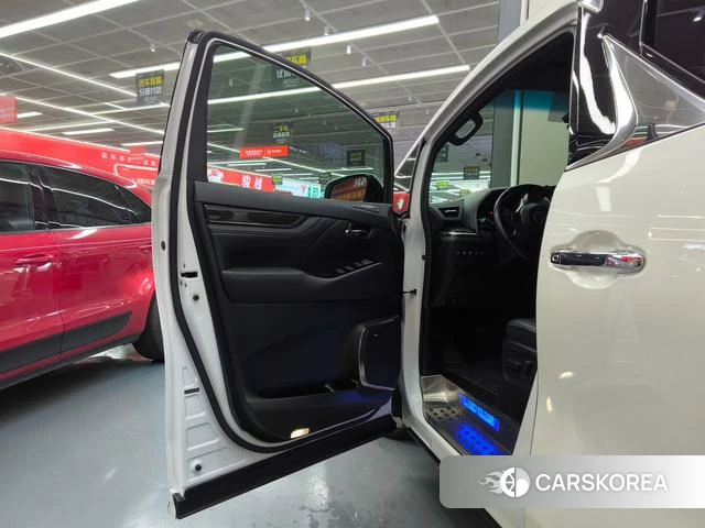 Lexus LM id 4291449 из Китая 30