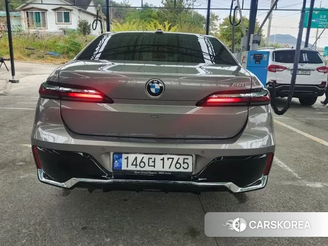 BMW 7 Series (G70) 2023 Песочный из Кореи, фото 4