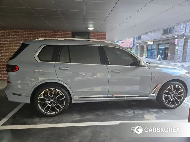 BMW X7 (G07) 2023 Серебристо-серый из Кореи, фото 4