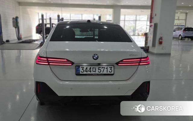 BMW 5 Series (G60) 2025 Белый из Кореи, фото 4