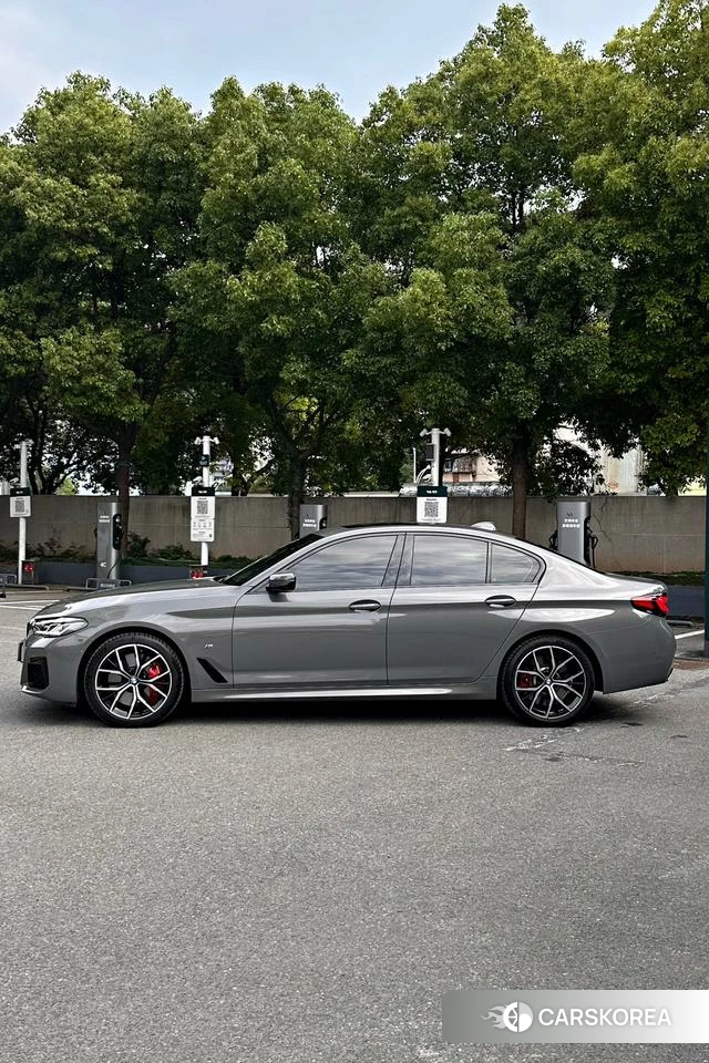 BMW 5 series (imported) 2022 Серебристо-серый из Китая, фото 4