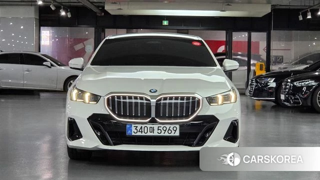 BMW 5 Series (G60) 2025 Белый из Кореи, фото 4