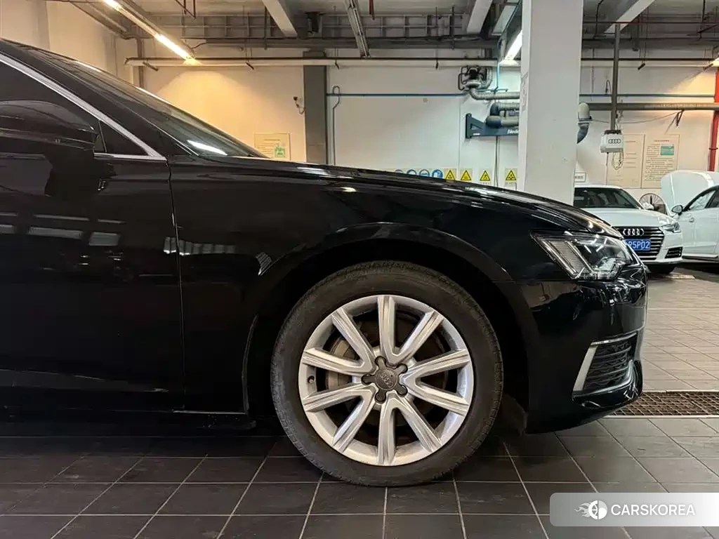 Audi A6L id 4546697 из Китая 10