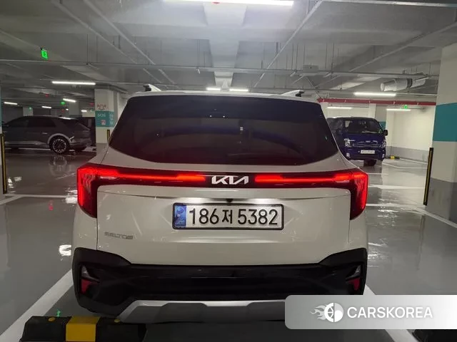 Kia Seltos 2022 Белый из Кореи, фото 5