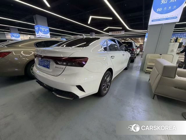 Kia K3 2023 Белый из Китая, фото 4