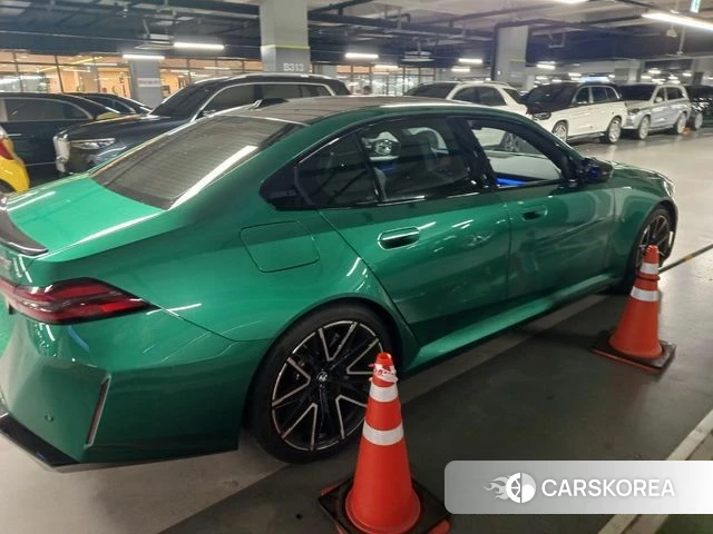 BMW M5 (G90) 2025 Зеленый из Кореи, фото 4