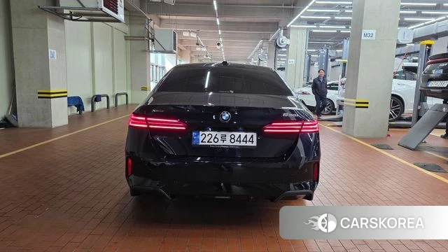 BMW 5 Series (G60) 2024 Черный из Кореи, фото 4