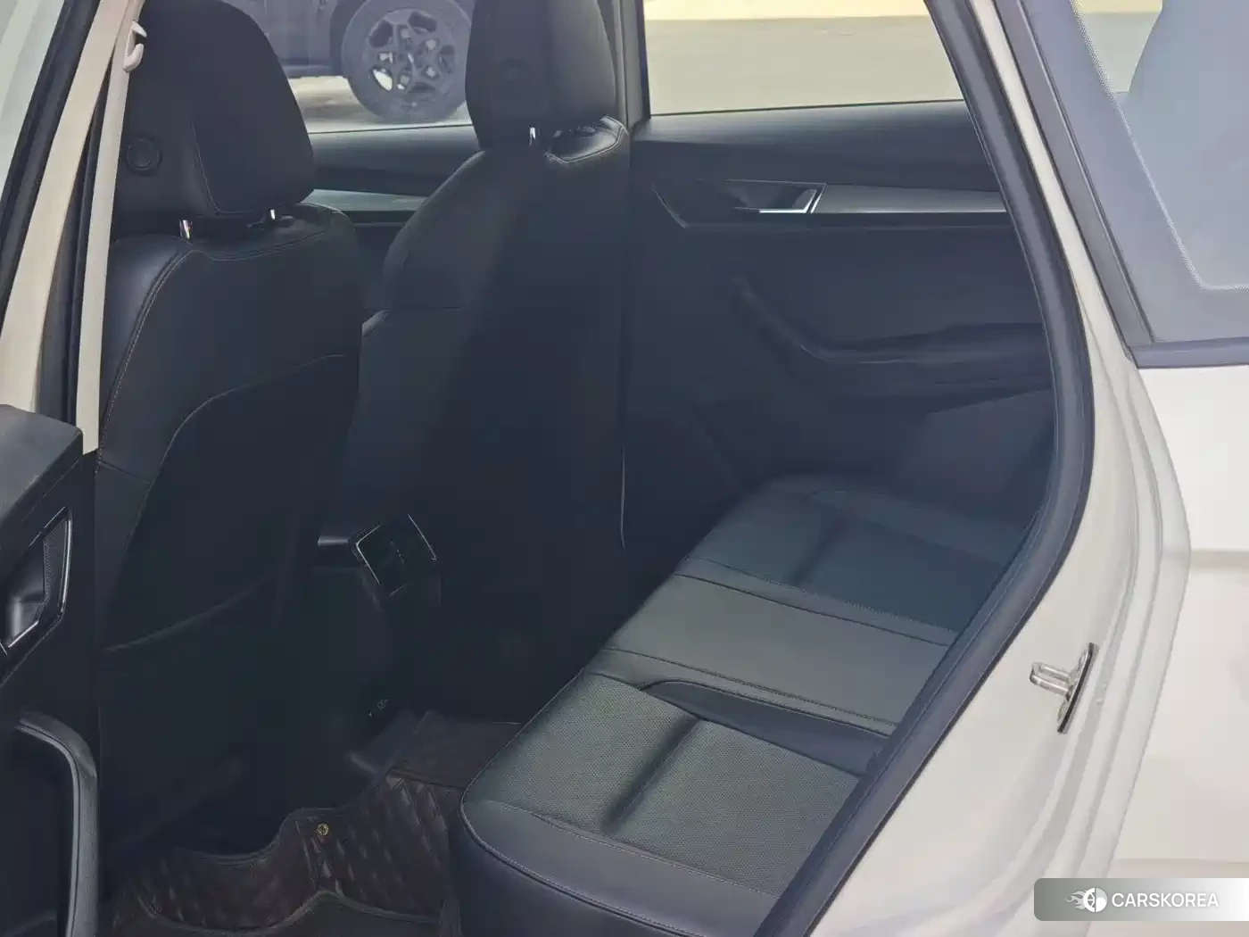 Skoda Karoq 2022 Белый из Китая, фото 4