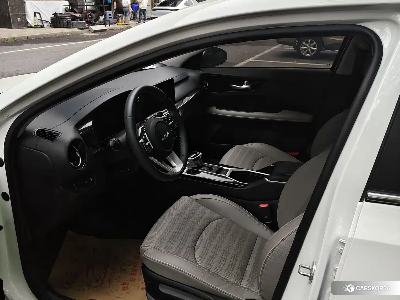 Kia K3 2023 Белый из Китая, фото 4