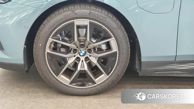 BMW 5 Series (G60) 2025 Синий нефрит из Кореи, фото 4