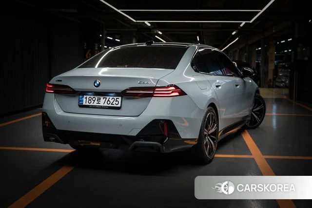 BMW 5 Series (G60) 2024 Светло-серебряный цвет из Кореи, фото 4