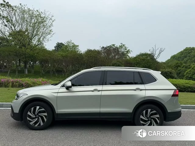 Volkswagen Tiguan L 2025 Серебристо-серый из Китая, фото 4
