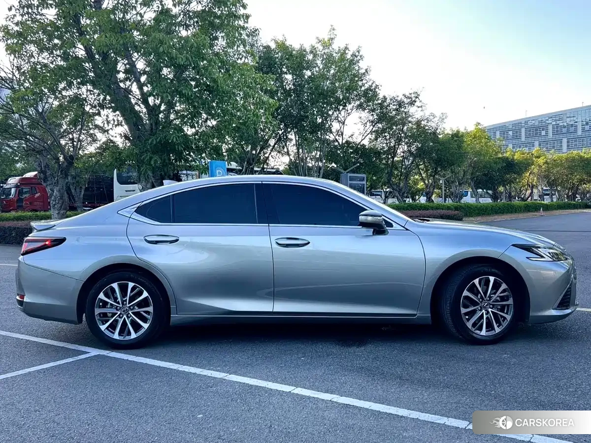 Lexus ES 2025 Silver/gray из Китая, фото 6