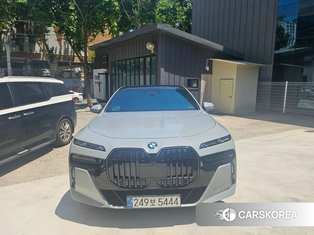 BMW 7 Series (G70) 2023 Серебристо-серый из Кореи, фото 4