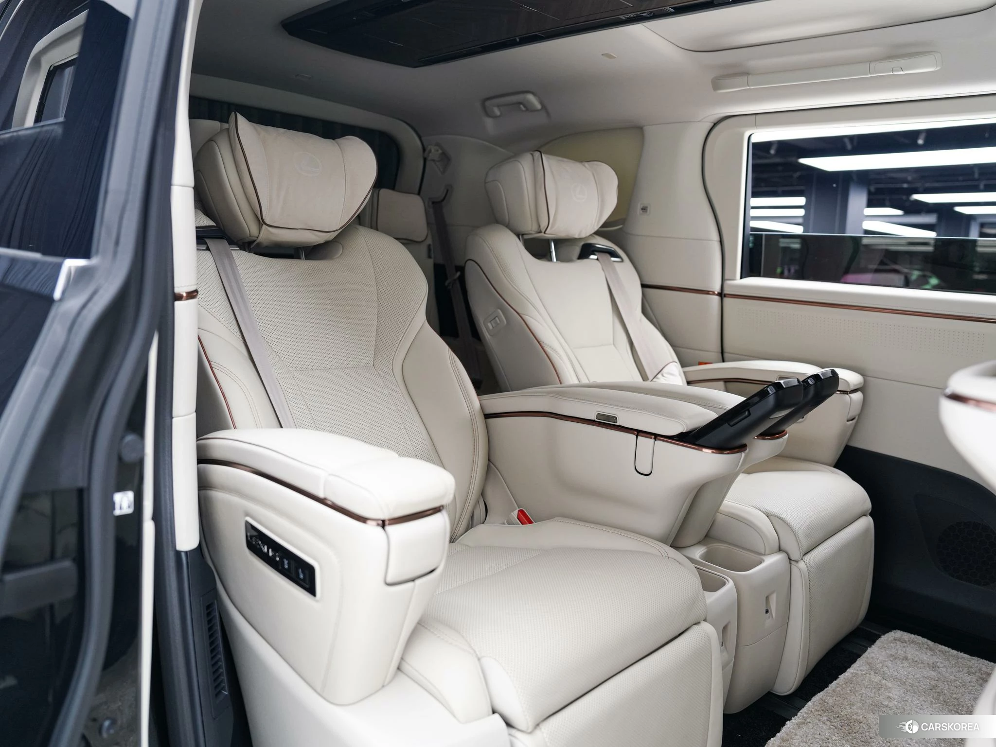 Lexus LM id 4454396 из Китая 18