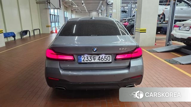 BMW 5 Series (G30) 2022 Серебристо-серый из Кореи, фото 4