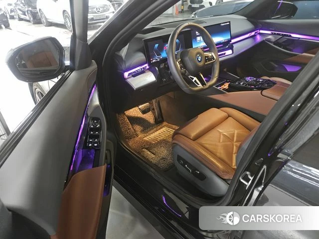 BMW 5 Series (G60) 2025 Серый из Кореи, фото 4