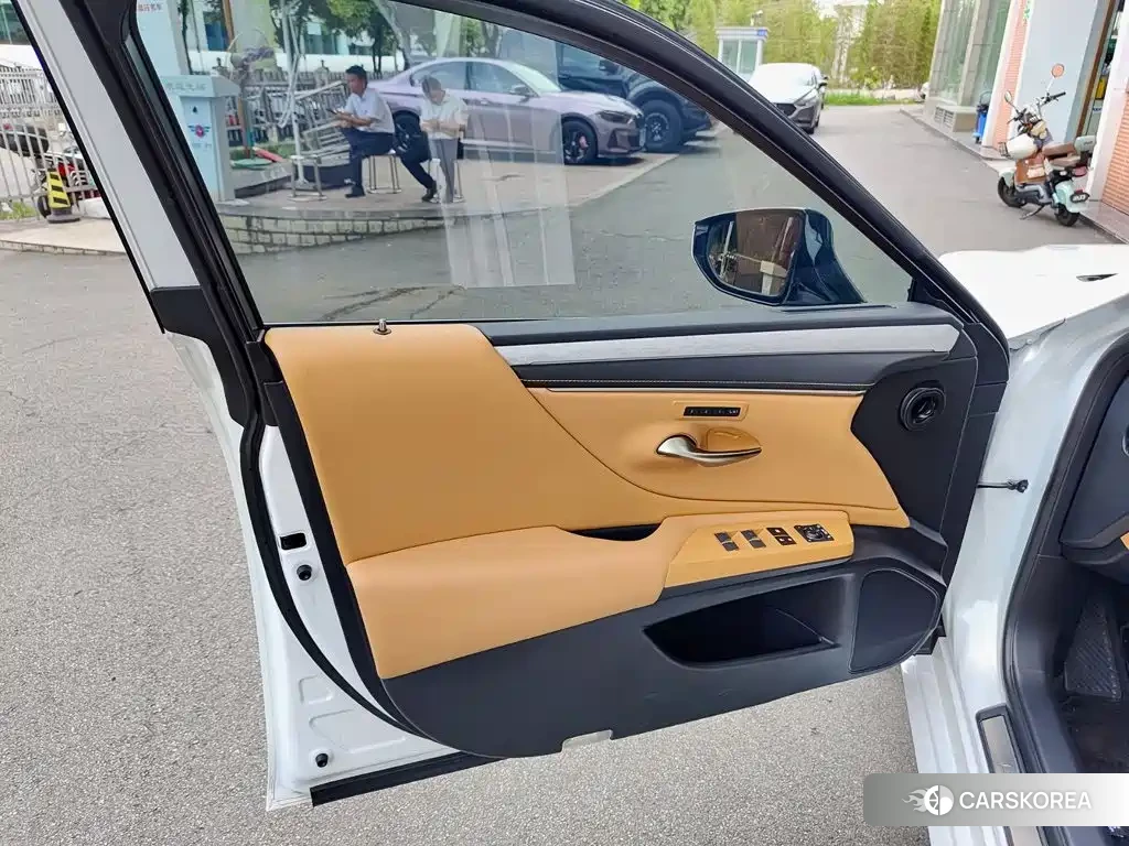 Lexus ES 2025 Белый из Китая, фото 5