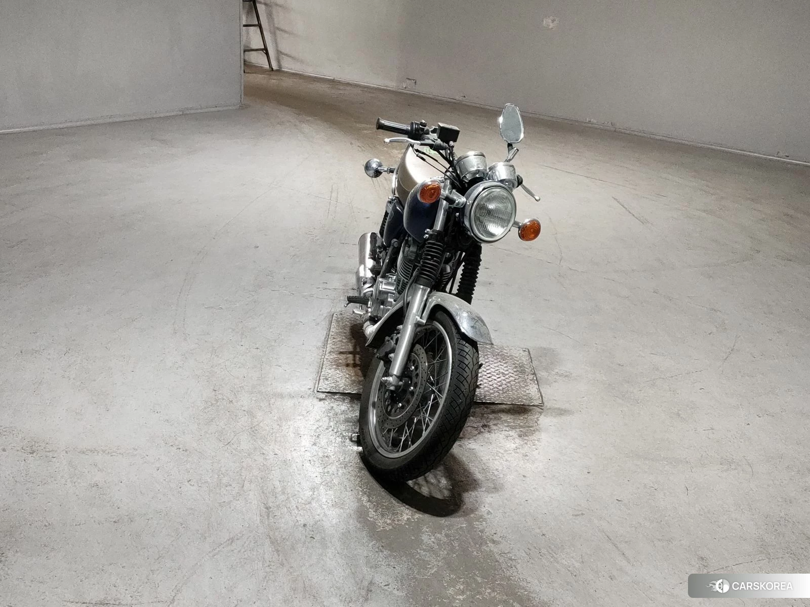 Проданный Yamaha SR 400 2022 из Японии