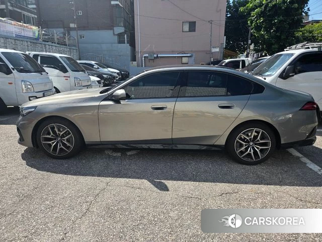 BMW 5 Series (G60) 2026 Песочный из Кореи, фото 4