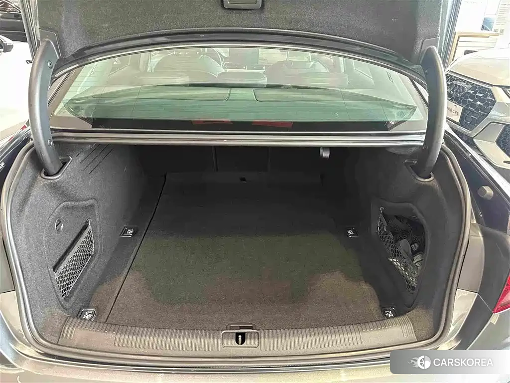 Audi A4L 2022 Silver/gray из Китая, фото 5