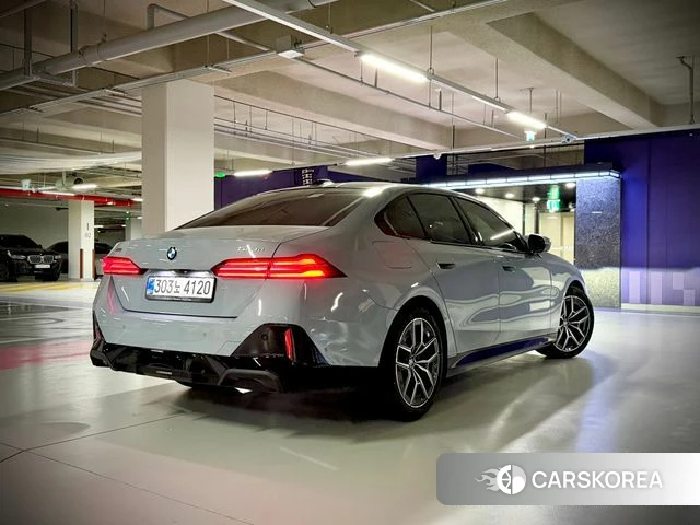 BMW 5 Series (G60) 2026 Светло-серебряный цвет из Кореи, фото 4