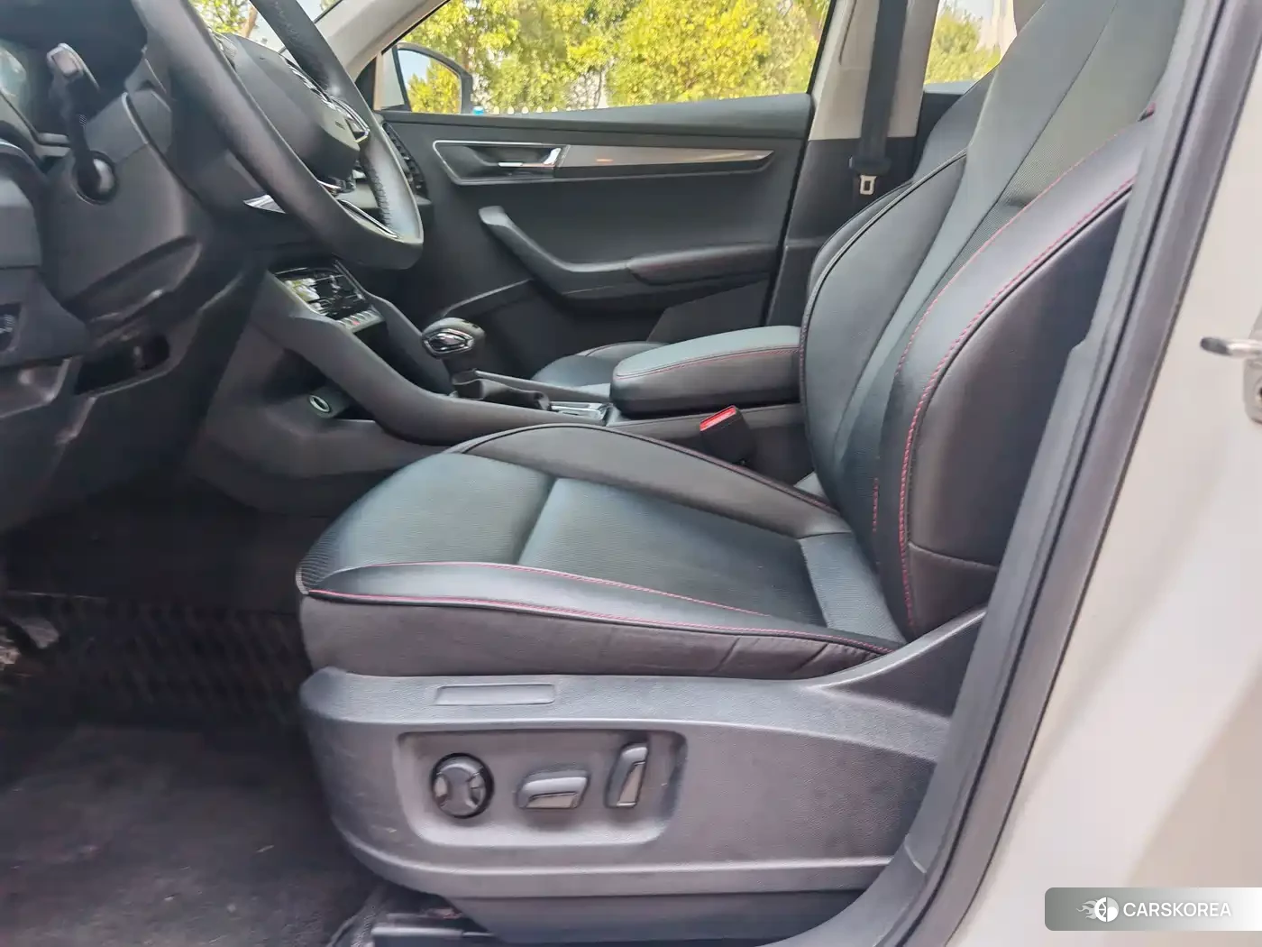 Skoda Karoq 2023 Белый из Китая, фото 6
