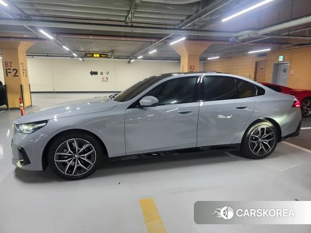 BMW 5 Series (G60) 2026 Светло-серебряный цвет из Кореи, фото 4