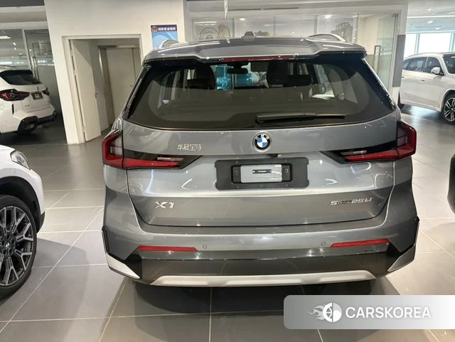 BMW X1 2025 Серебристо-серый из Китая, фото 4