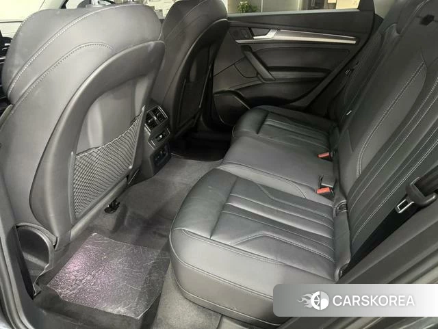 Audi Q5L 2022 Темно-серый из Китая, фото 6