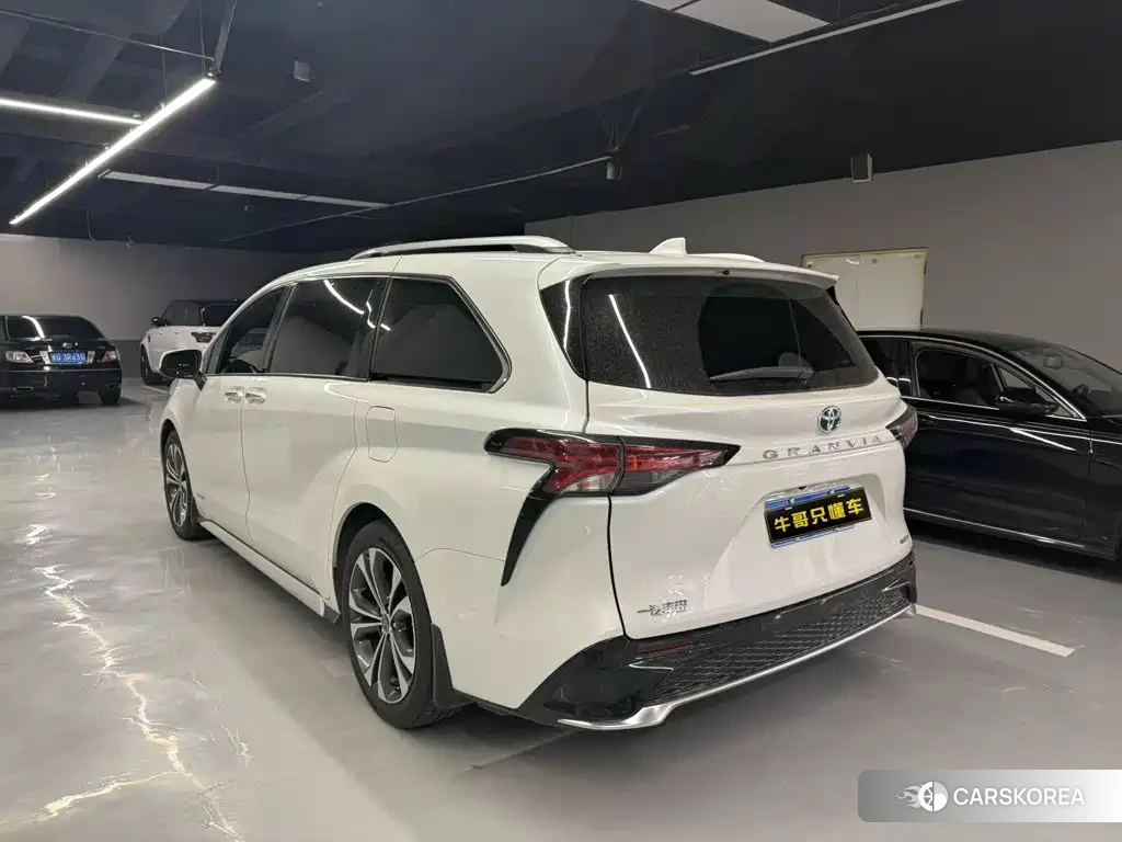 Toyota Granvia 2024 Белый из Китая, фото 4