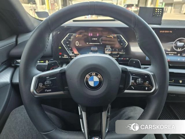 BMW 5 Series (G60) 2024 Серебристо-серый из Кореи, фото 4