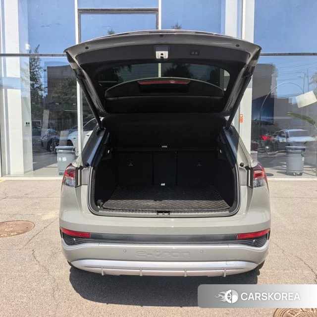 Audi Q4 e-tron 2023 Серебристо-серый из Китая, фото 4